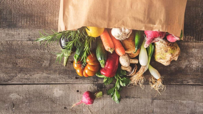4-tips-on-how-to-shop-for-organic-food-on-a-budget-featured
