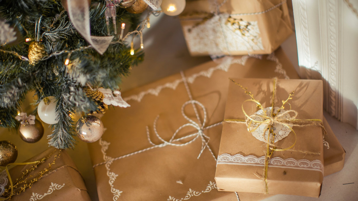 Golden Christmas decorations with large details and a beautiful matching presents Golden Christmas decorations with large details and a beautiful matching presents